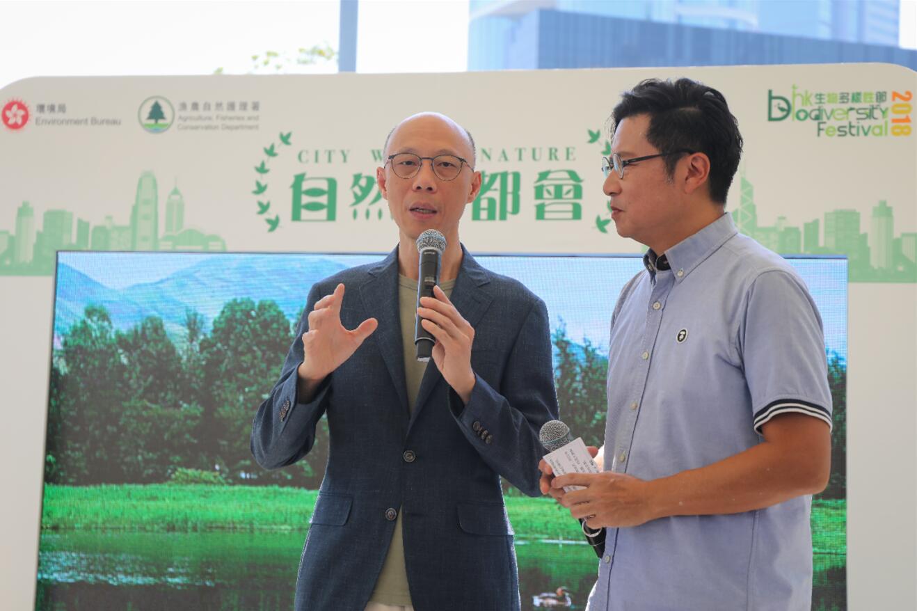 黃錦星(左)表示A期望香港生物多樣性節有助市民認識本地的生物多樣性A在市區也可欣賞自然生態C