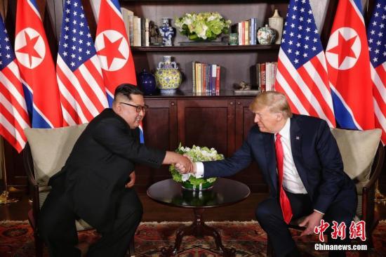 6月12日A朝鮮最高領導人金正恩(左)與美國總統特朗普在新加坡舉行會晤C中新社