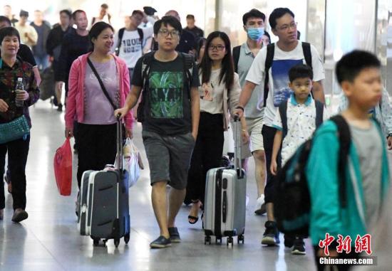 返程旅客排隊有序走出福州火車站出口通道C