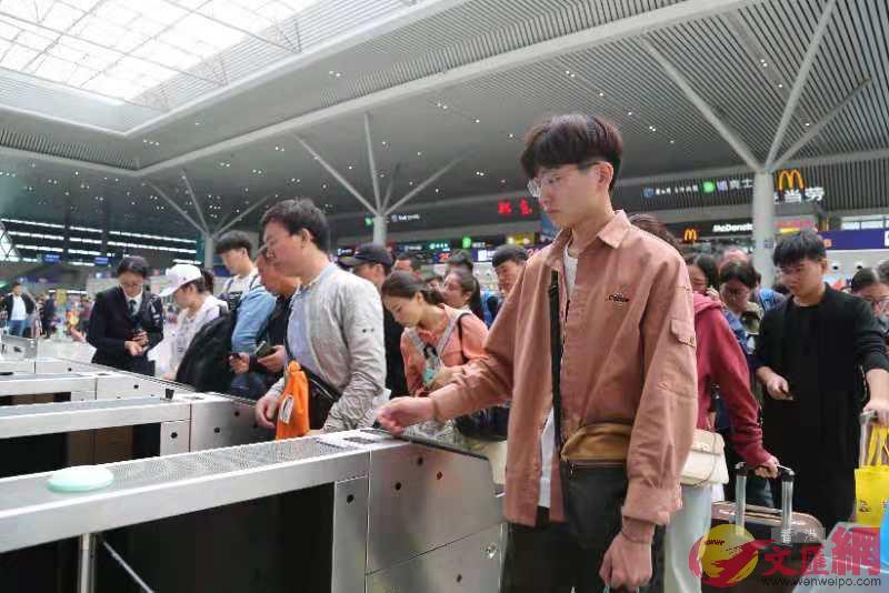 旅客2秒中通過鄭州東站檢票閘機進站]馮雷 攝^