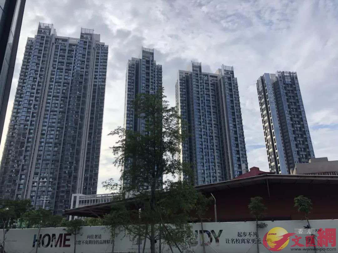 一年多來A深圳新建商品住房均價一直穩定在55000元/平米上下A但高端住宅售價普遍在10萬+/平米]記者 毛麗娟 攝^