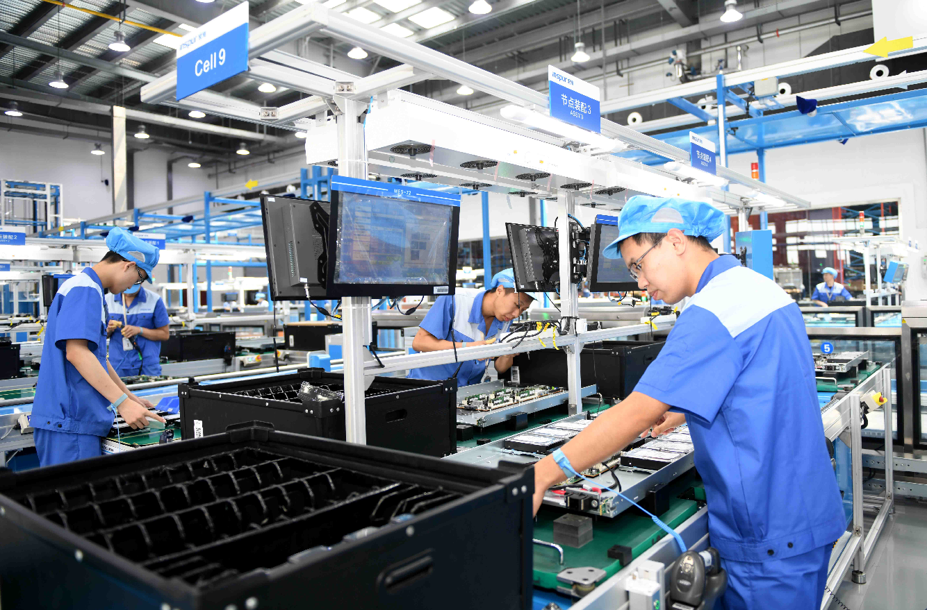 IMF維持中國今年經濟增長預測6.6%C圖為濟南浪潮集團高端容錯計算機生產基地員工在工作C新華社