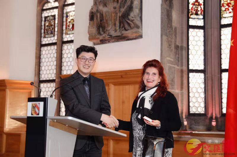 紐倫堡市議會主席Zadek女士(右)與亞森集團董事長王磊盼中德企業合作共贏