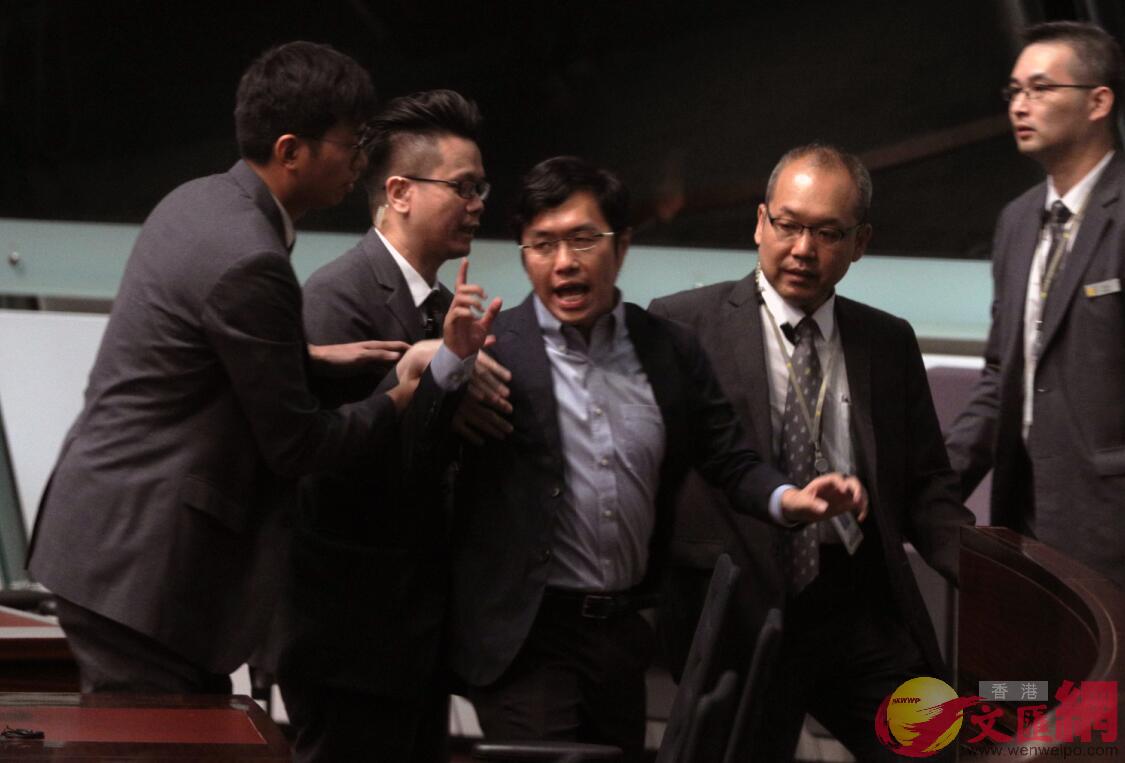 多名反對派議員在場內舉牌喧嚷，被趕出會議廳(大文全媒體記者 麥鈞傑攝)