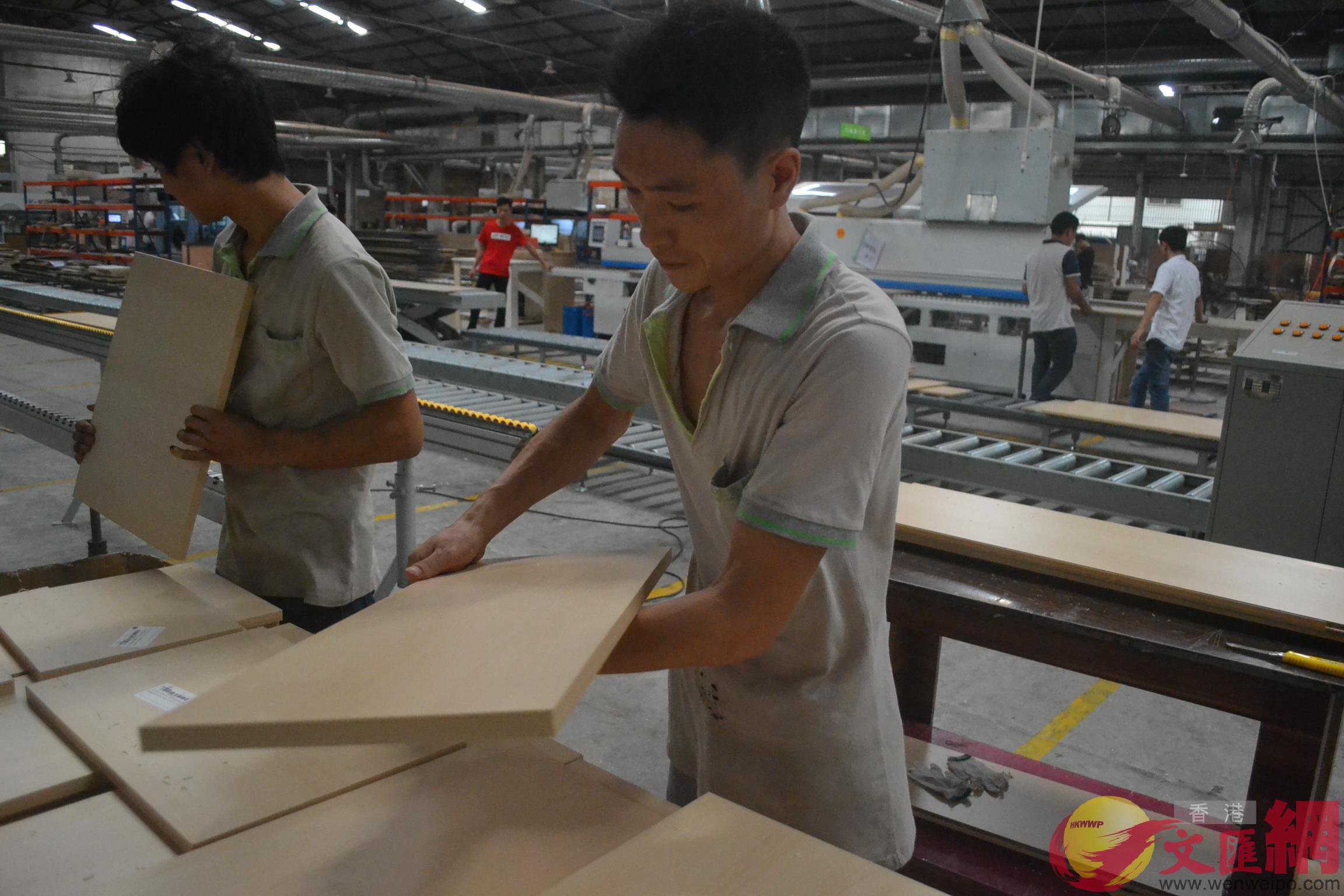 有港企表示A員工工資變相增加A有利於留住工人C圖為港企傢具廠工人在生產 敖敏輝攝