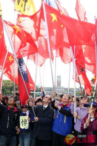 台灣團體舉五星紅旗在台北示威C]聯合報資料照片^