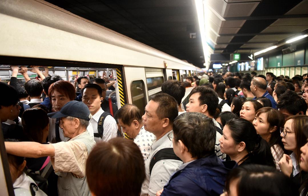 港鐵各個車站都擠滿了趕著去返工的市民]中新社^