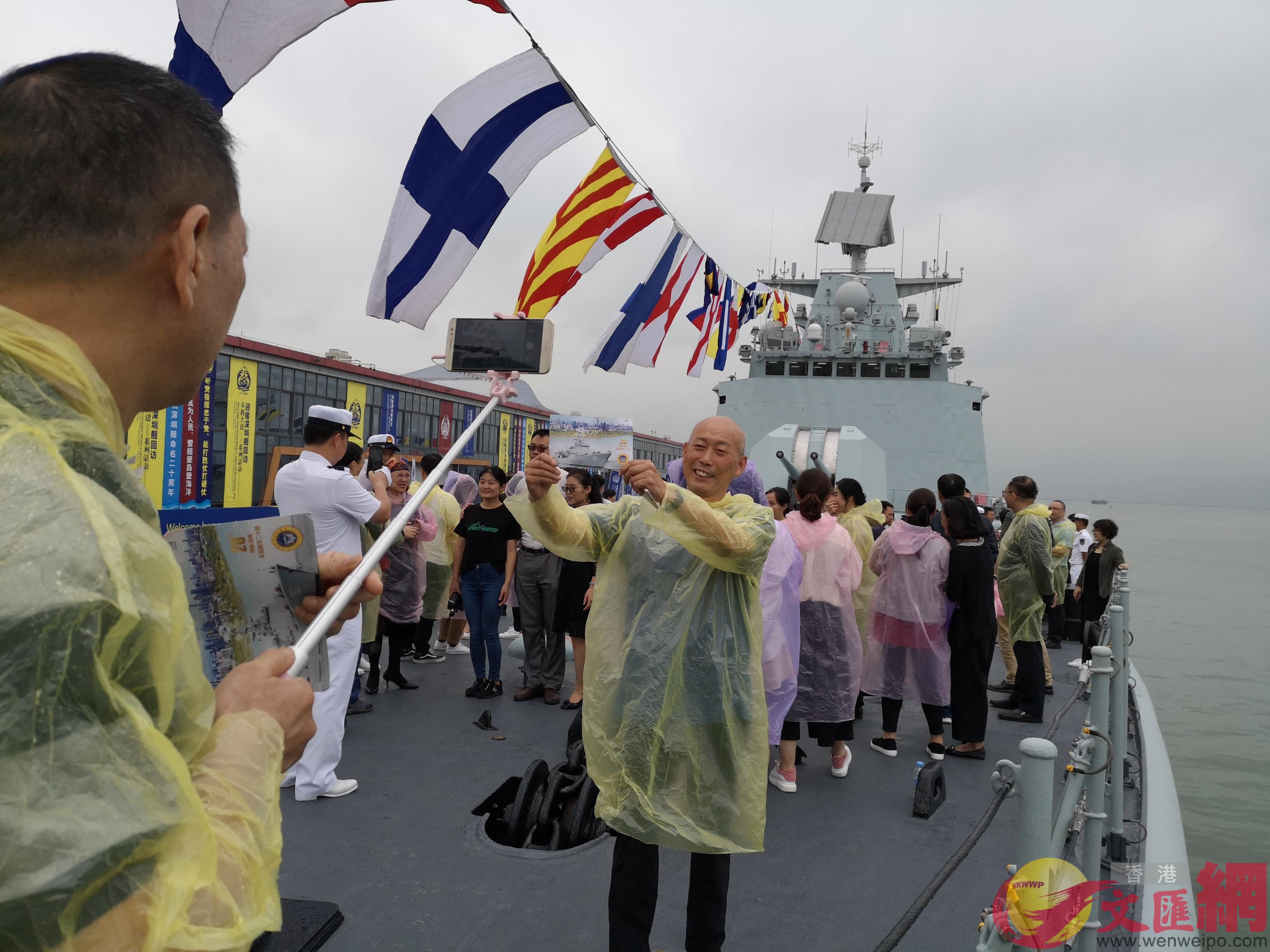 熱情的市民紛紛在甲板上留影 記者郭若溪攝