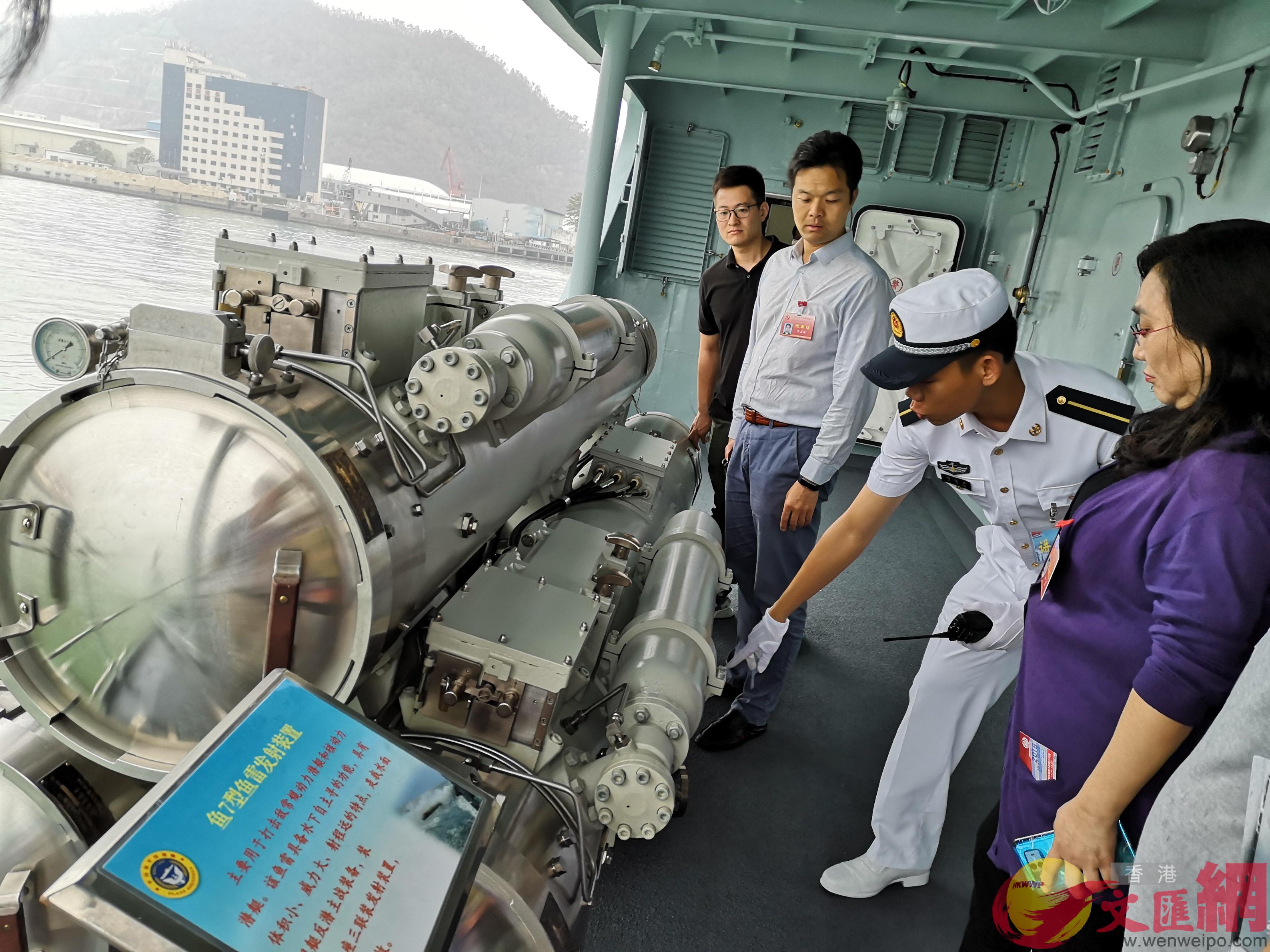 艦員在介紹深圳艦上的魚7型魚雷發射裝置 記者 郭若溪攝