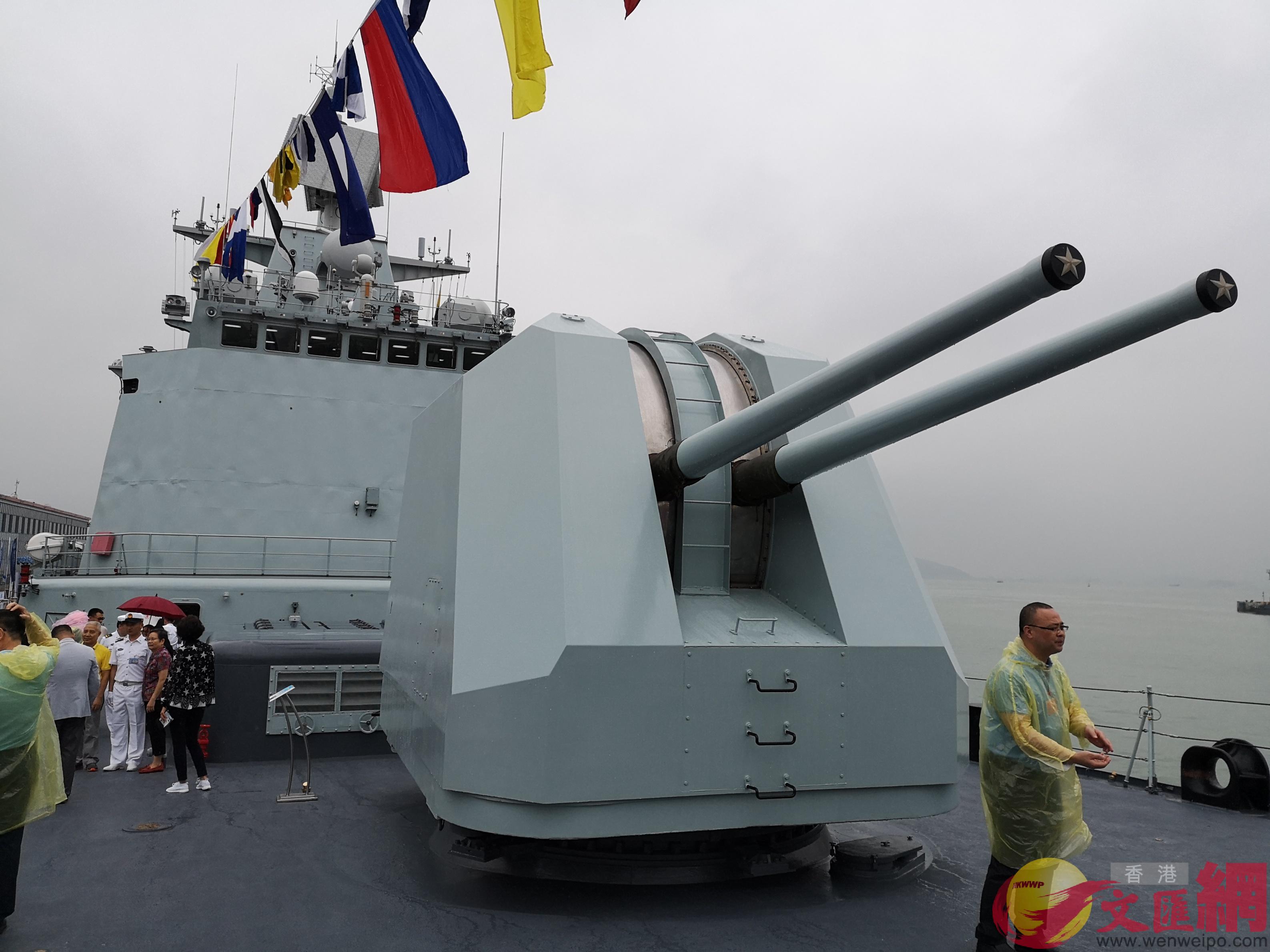 深圳艦上的79A式雙100毫米艦炮C記者郭若溪 攝