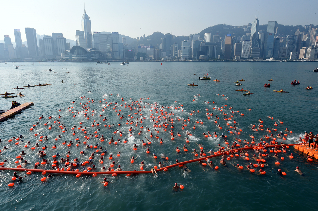 2017年維港渡海泳在香港尖沙咀碼頭開游A吸引約3000名游泳愛好者參加C