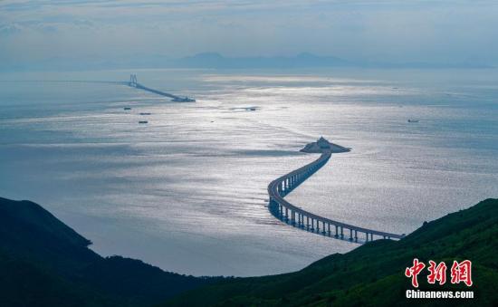 從香港大嶼山遠眺港珠澳大橋A主橋和香港連接線猶如兩條巨龍遙相呼應C中新社