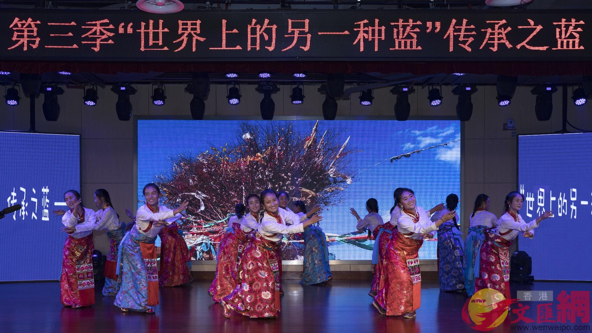 熱夢科巴藝術團正在演出高原歌舞記者 郭若溪攝