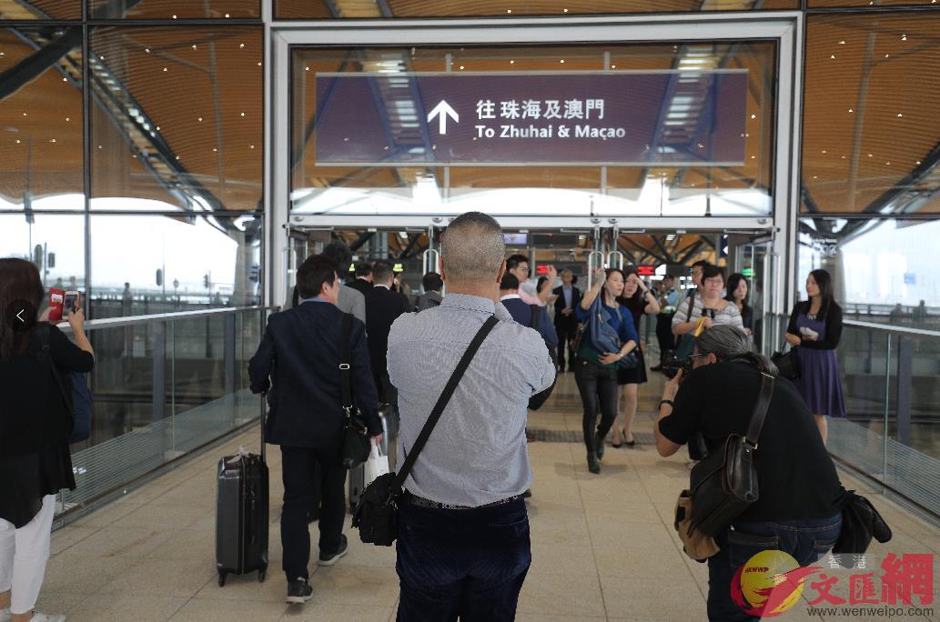 大批香港市民乘車經大橋前往珠海澳門]大文全媒體記者 麥鈞傑攝^