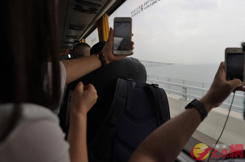 乘客紛紛拿出手機拍下窗外風景]全媒體記者麥鈞傑攝^