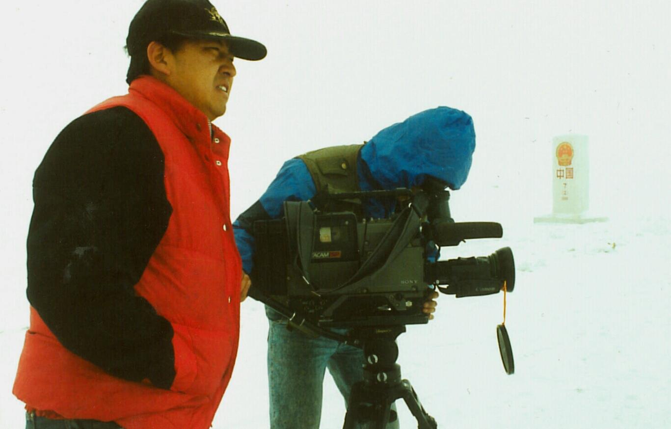 1993年閆東]左^在新疆紅旗拉甫中巴邊境拍攝m中國民居nA受訪者供圖