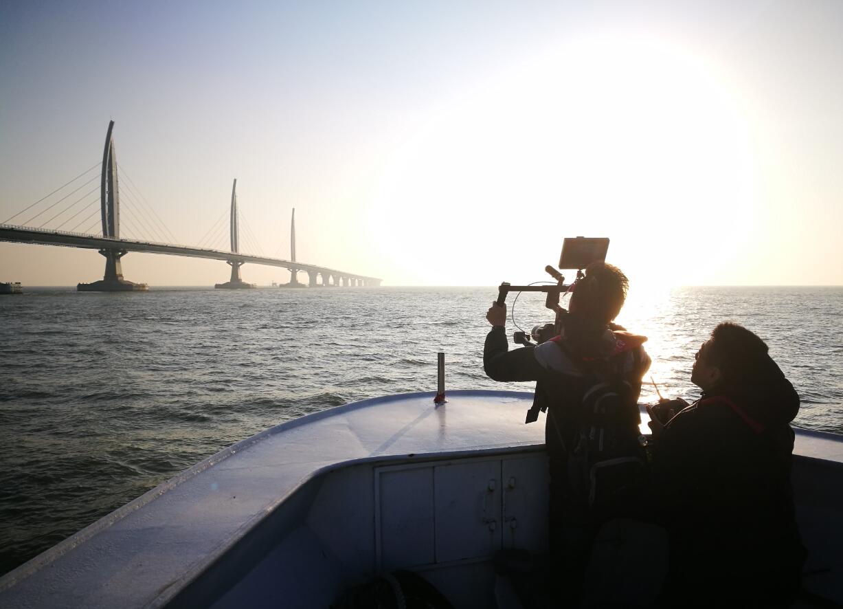 閆東團隊攝影師在拍攝港珠澳大橋A受訪者供圖