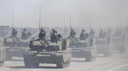 資料圖G2017年7月30日A慶祝中國人民解放軍建軍90周年閱兵在位於內蒙古的朱日和訓練基地舉行C圖為坦克方隊接受檢閱C