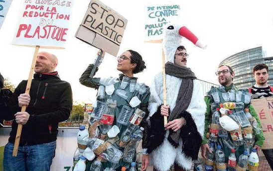 示威者23日在歐洲議會外身穿塑膠裝A呼籲各國禁用塑膠產品]法新社資料圖^