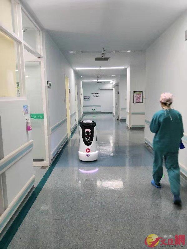 深圳市人民醫院送藥機器人小易正在工作中C