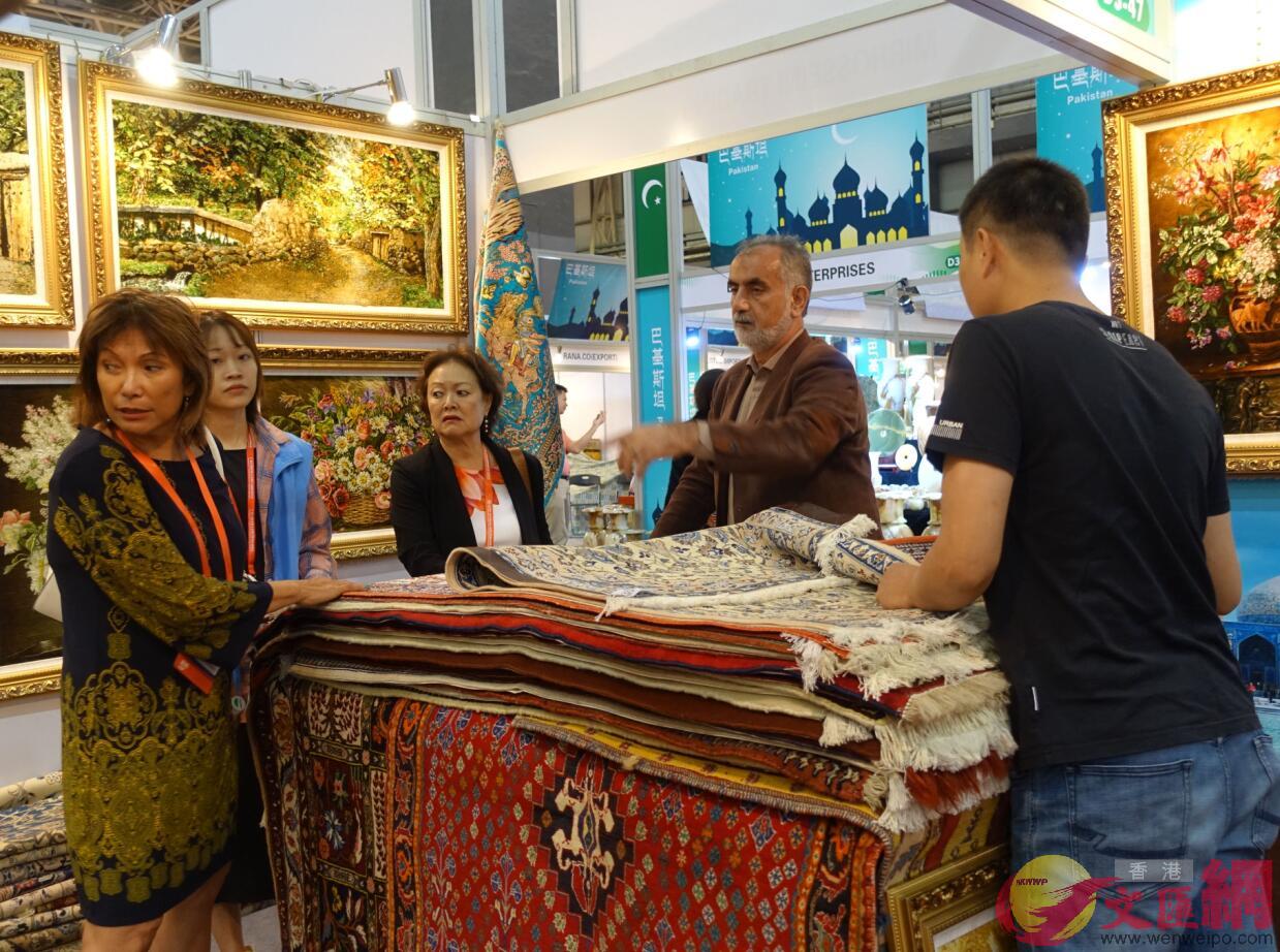 海絲博覽會上的展品琳琅滿目C圖為來自中東地區的地毯C(盧靜怡攝)