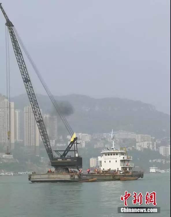 大型救援船隻抵達事發水域正在展開救援C四川路橋供圖