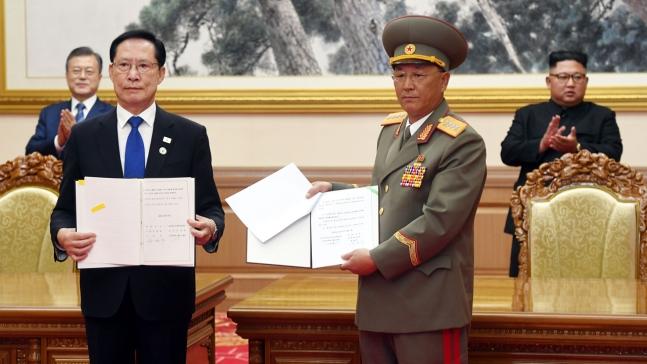圖為朝韓防長簽署後展示軍事協議C