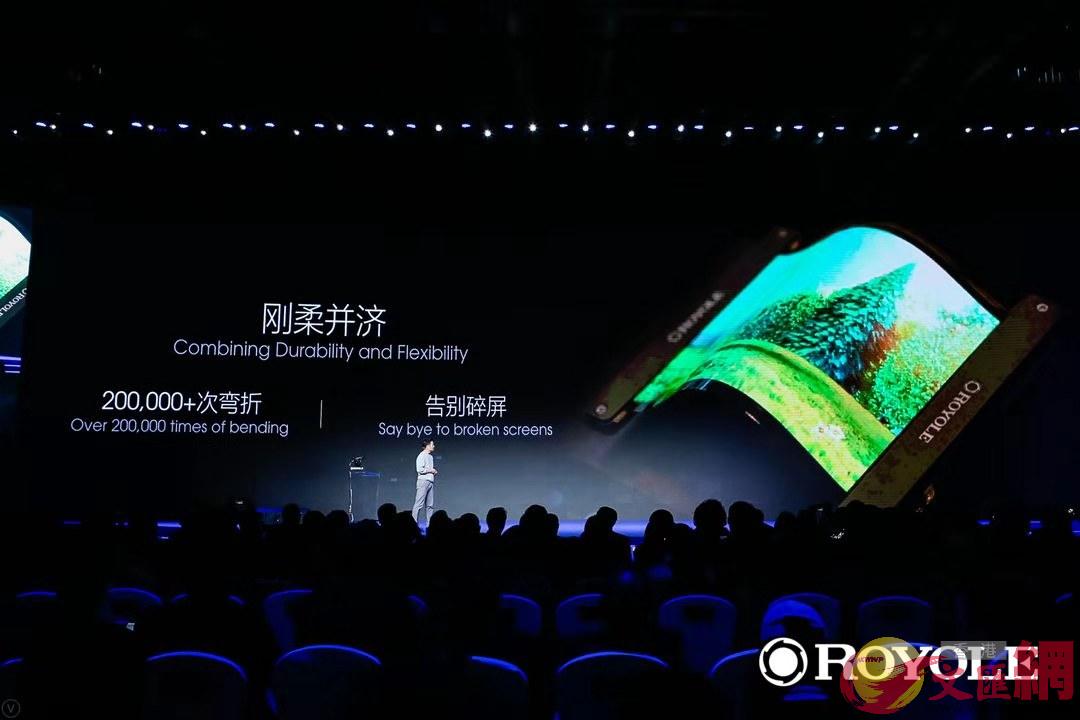 柔宇FlexPai使用的屏幕是一塊完整的7.8英寸高分辨率全柔性顯示觸摸 