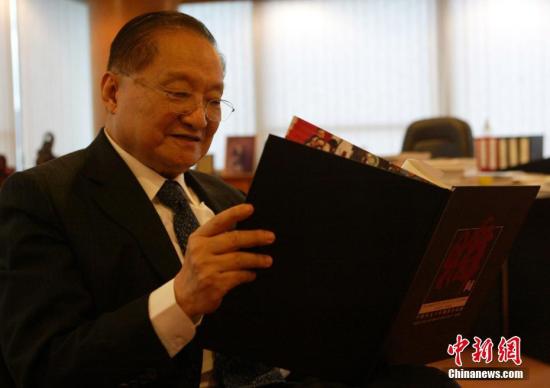 2007年6月28日A金庸先生在香港接受記者採訪C中新社