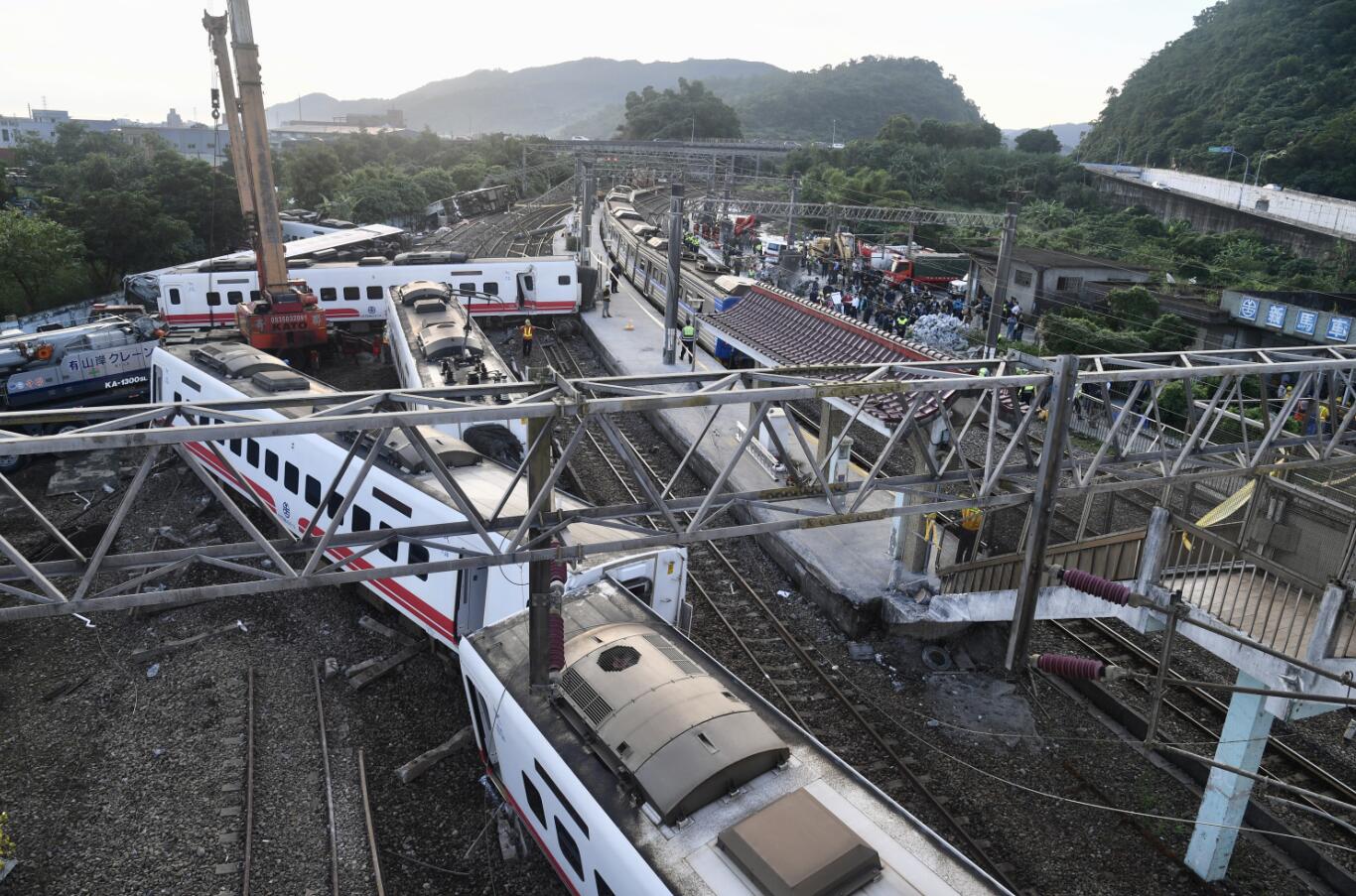 台鐵6432車次普悠瑪列車21日在宜蘭新馬站附近出軌A多節車廂翻覆變形Cu中央社v