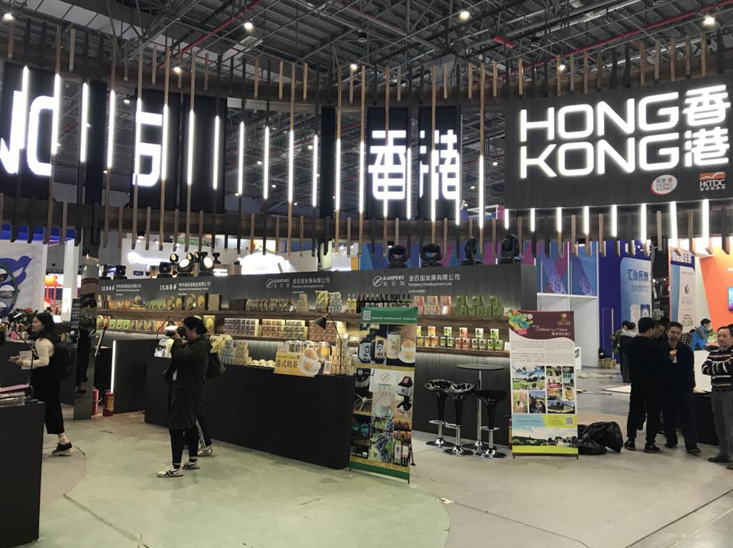 香港貿發局今次組織30多家香港企業參加u進博會vA目前展場佈置已經完成C