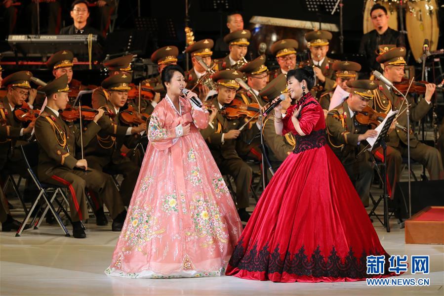 11月3日A在朝鮮平壤A中國歌唱家殷秀梅(右)和朝鮮歌唱家黃銀美在演出現場演唱C