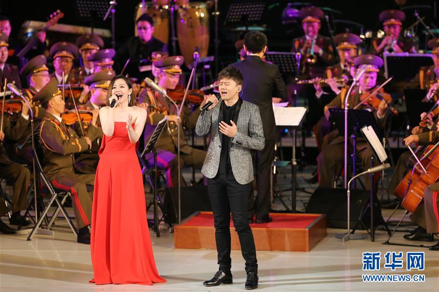 11月3日A在朝鮮平壤A中國歌手張靚穎(左)和張傑在演出現場演唱C新華社