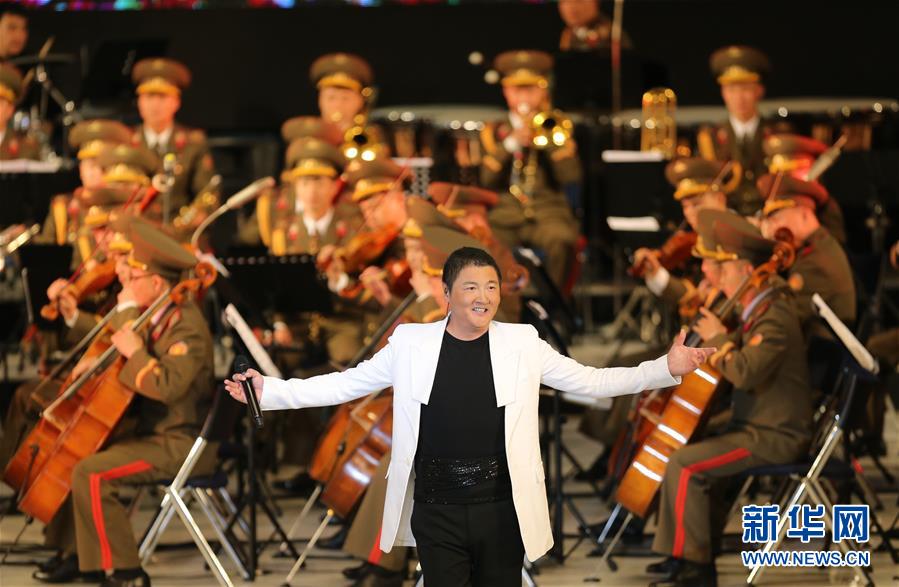 11月3日A在朝鮮平壤A中國歌手孫楠在演出現場演唱C新華社