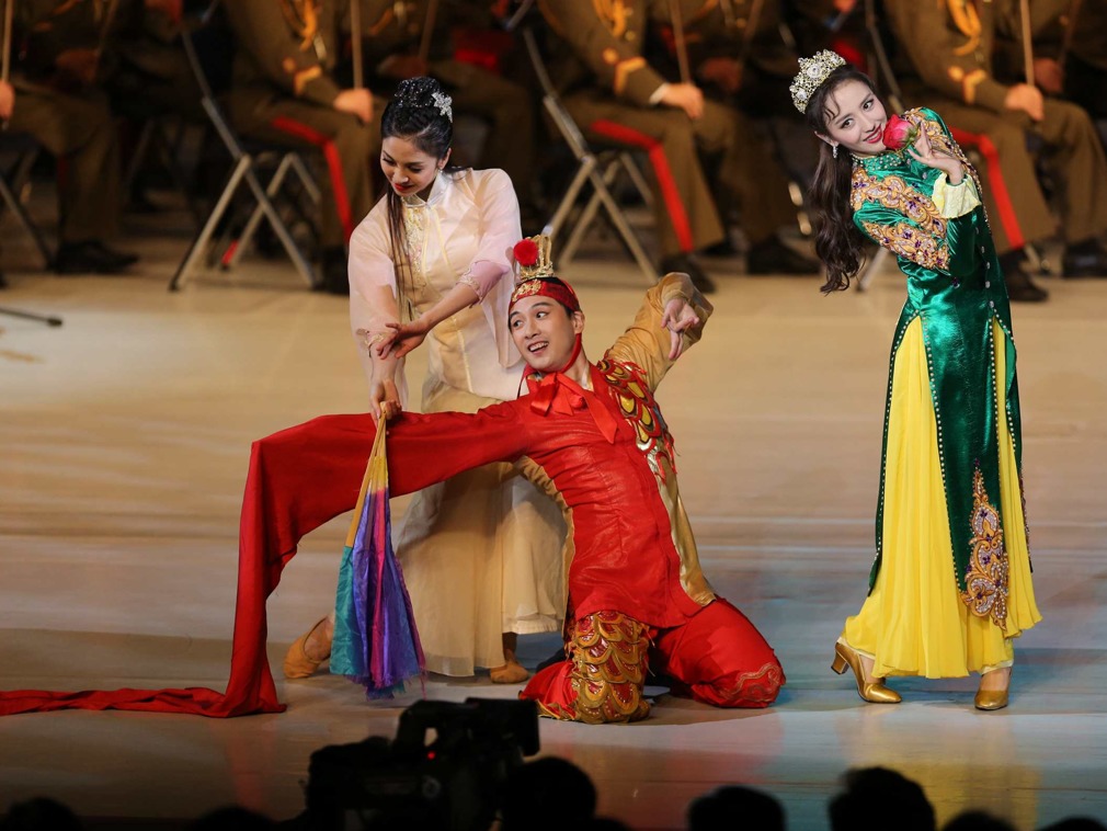 11月3日A在朝鮮平壤A中國文藝工作者在演出現場表演舞蹈C新華社