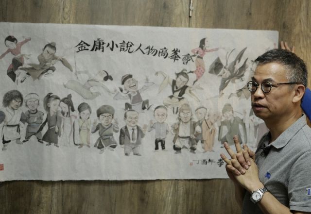李志清在香港的工作室展示他的畫筆下的金庸作品和人物。