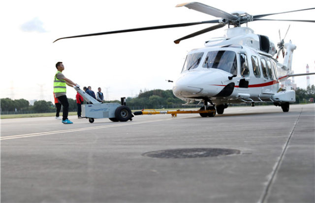 10月20日A參加進博會展出的意大利萊奧納多直升機公司AW189型直升機降落在上海高東直升機場C