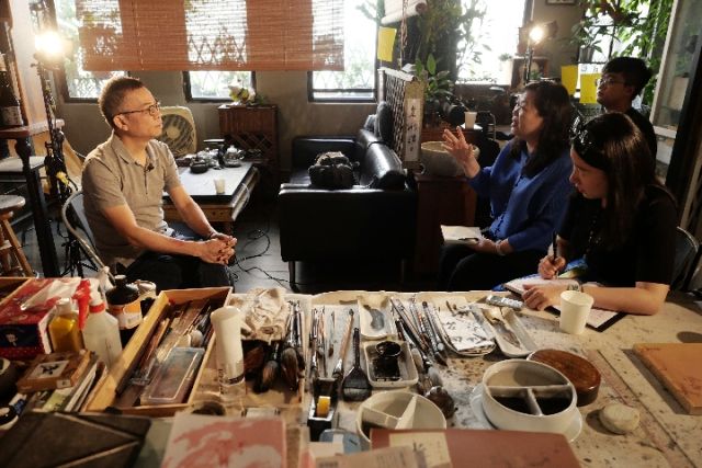 畫家李志清在香港接受新華社記者專訪。