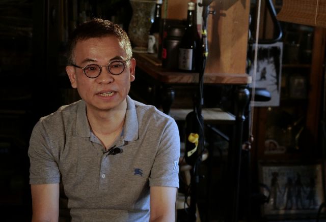 李志清在其香港工作室「青山水閣」接受新華社記者專訪。