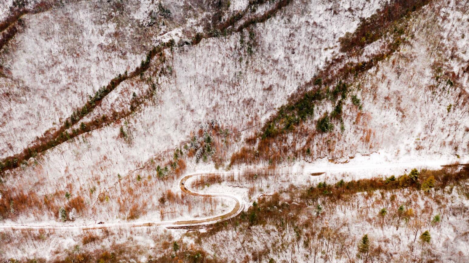 11月5日無人機拍攝的陝西省漢中市佛坪縣涼風埡景區雪景C 