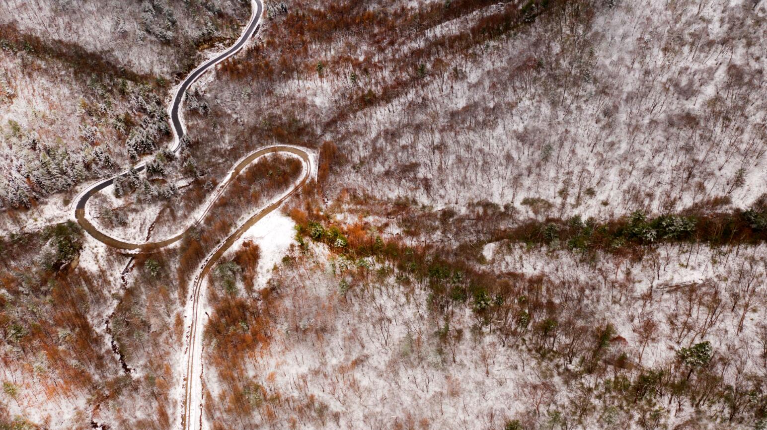 11月5日無人機拍攝的陝西省漢中市佛坪縣涼風埡景區雪景C 