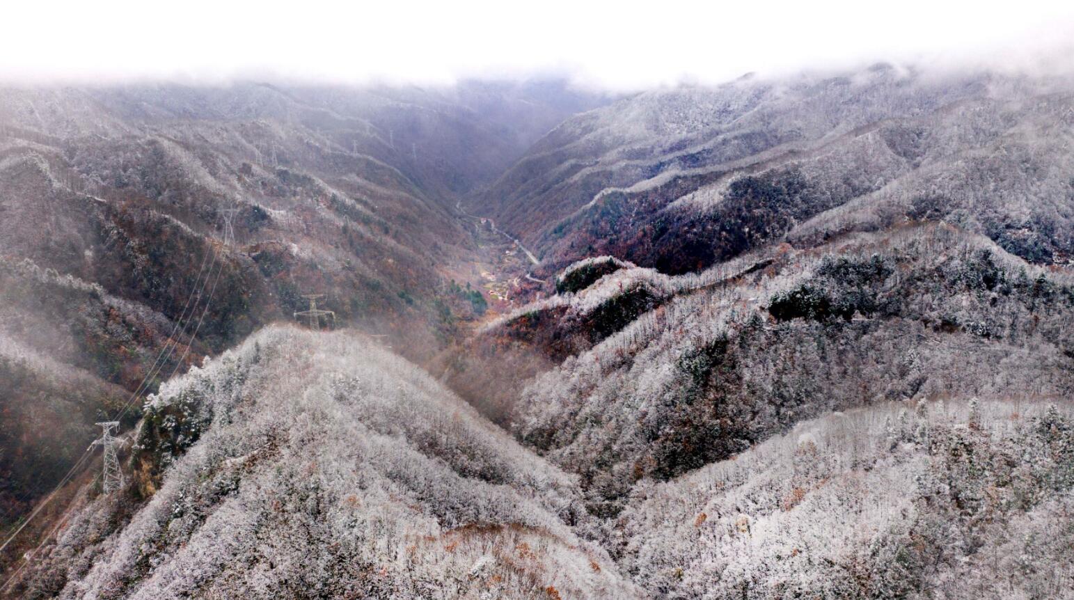 11月5日無人機拍攝的秦嶺梁周圍雪景C 