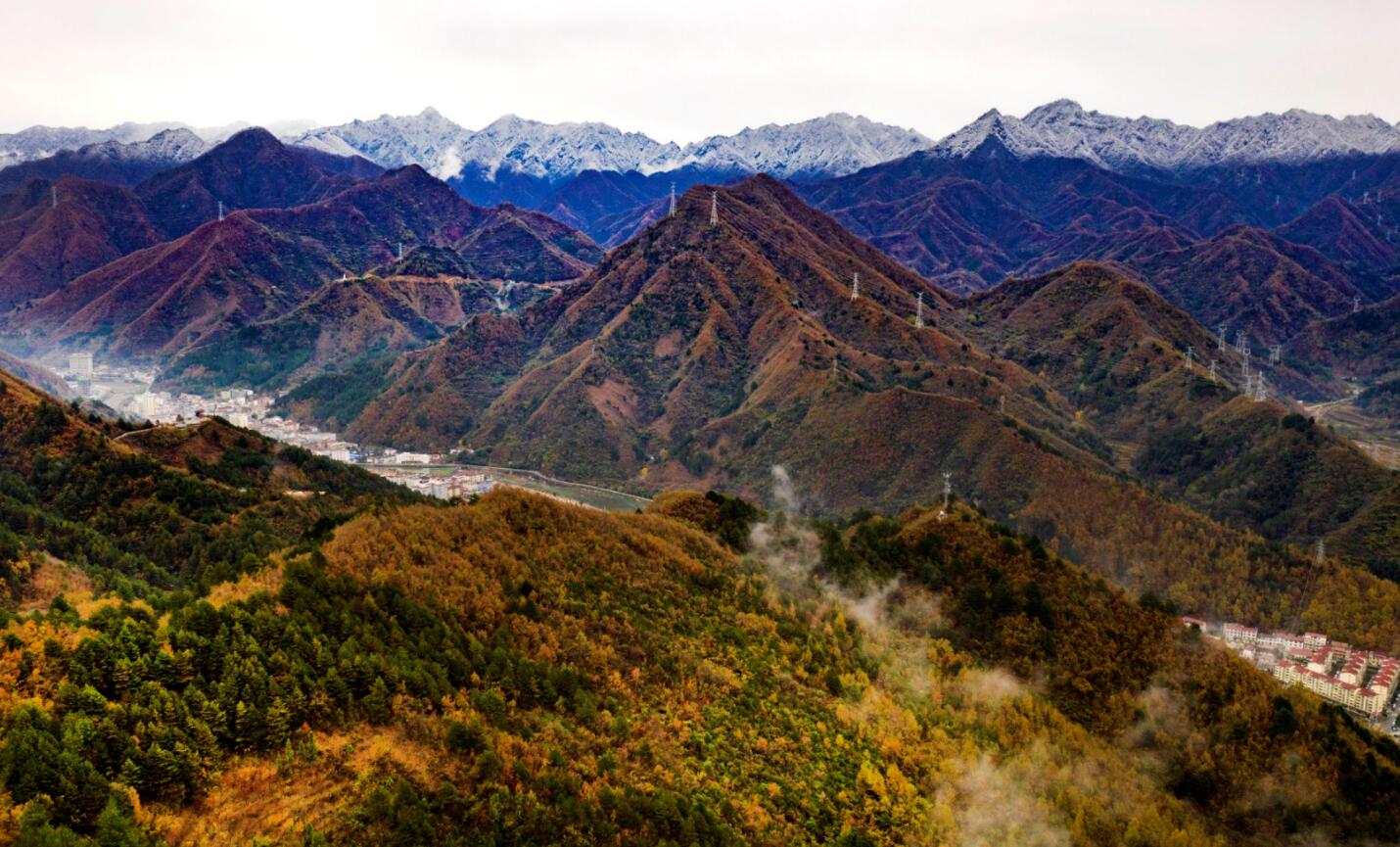 11月5日無人機拍攝的陝西省漢中市佛坪縣城旁的秦嶺景色C 
