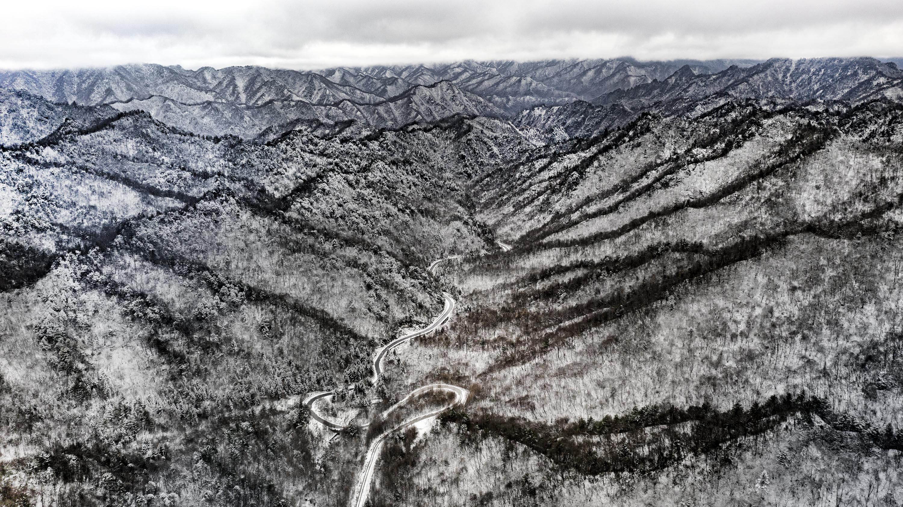 11月5日无人机拍摄的陕西省汉中市佛坪县凉风垭景区雪景C