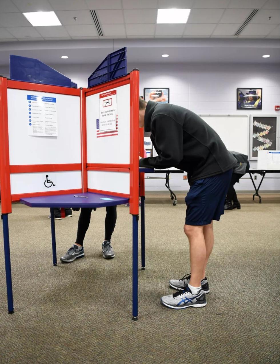 11月6日A選民在美國弗吉尼亞州阿靈頓的一處投票點參加中期選舉投票C]新華社^ 