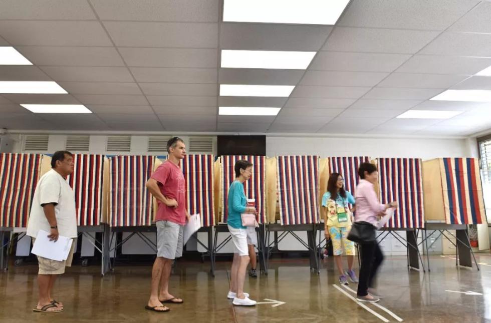 11月6日A在美國夏威夷州火奴魯魯一處投票站A選民填寫選票後排隊投票C]新華社^ 