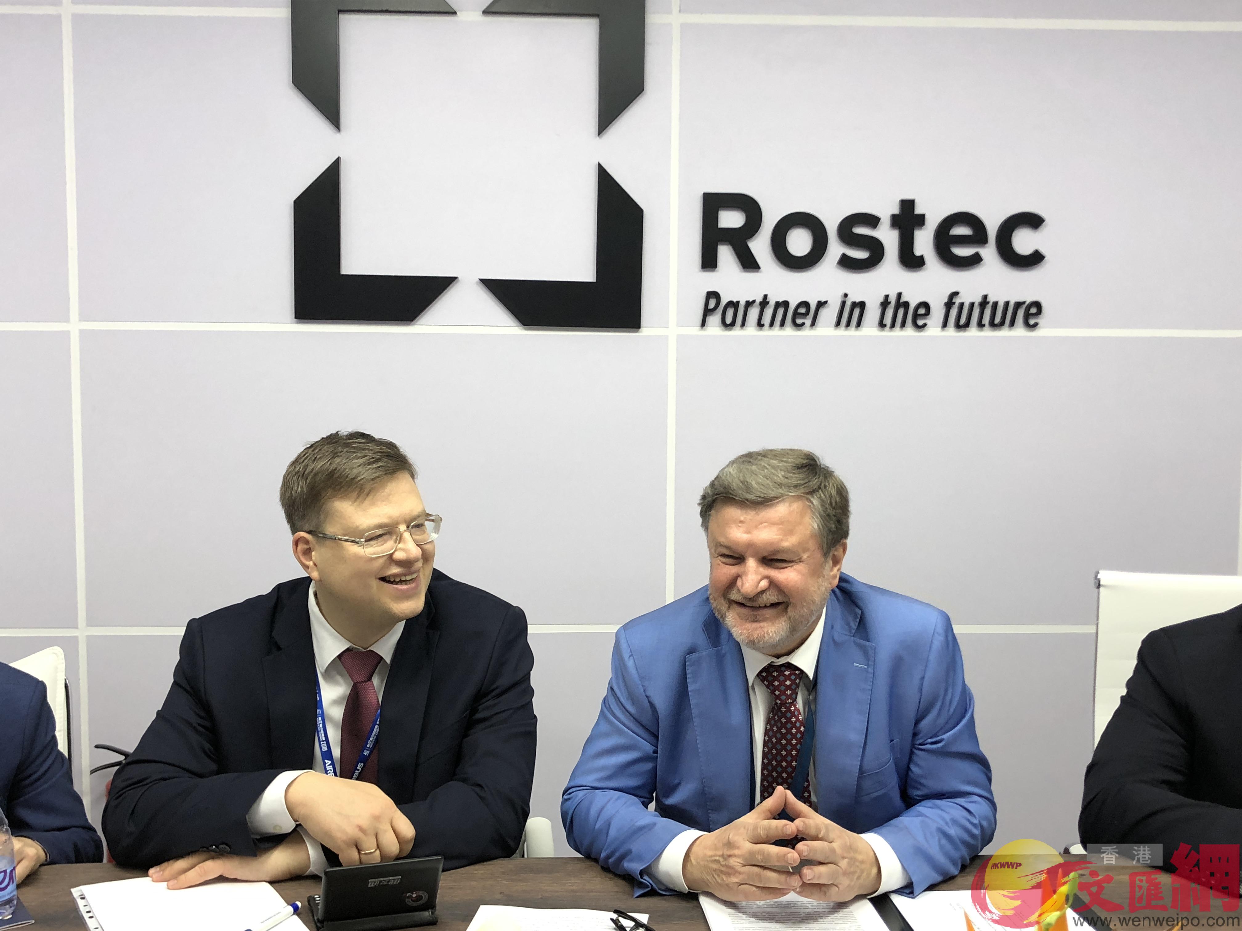 俄羅斯技術國家集團]Rostec^國際合作與區域政策總監維克托P尼古拉耶維奇P克拉朵夫]右^接受記者專訪C]方俊明攝^