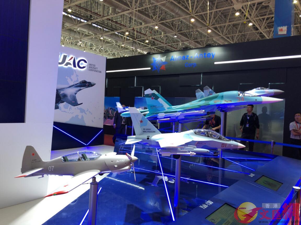 米格-29A/A2多功能戰鬥機B蘇-32戰鬥轟炸機以及伊爾-76A-90軍用運輸機等俄羅斯空軍展品搶眼C]方俊明攝^