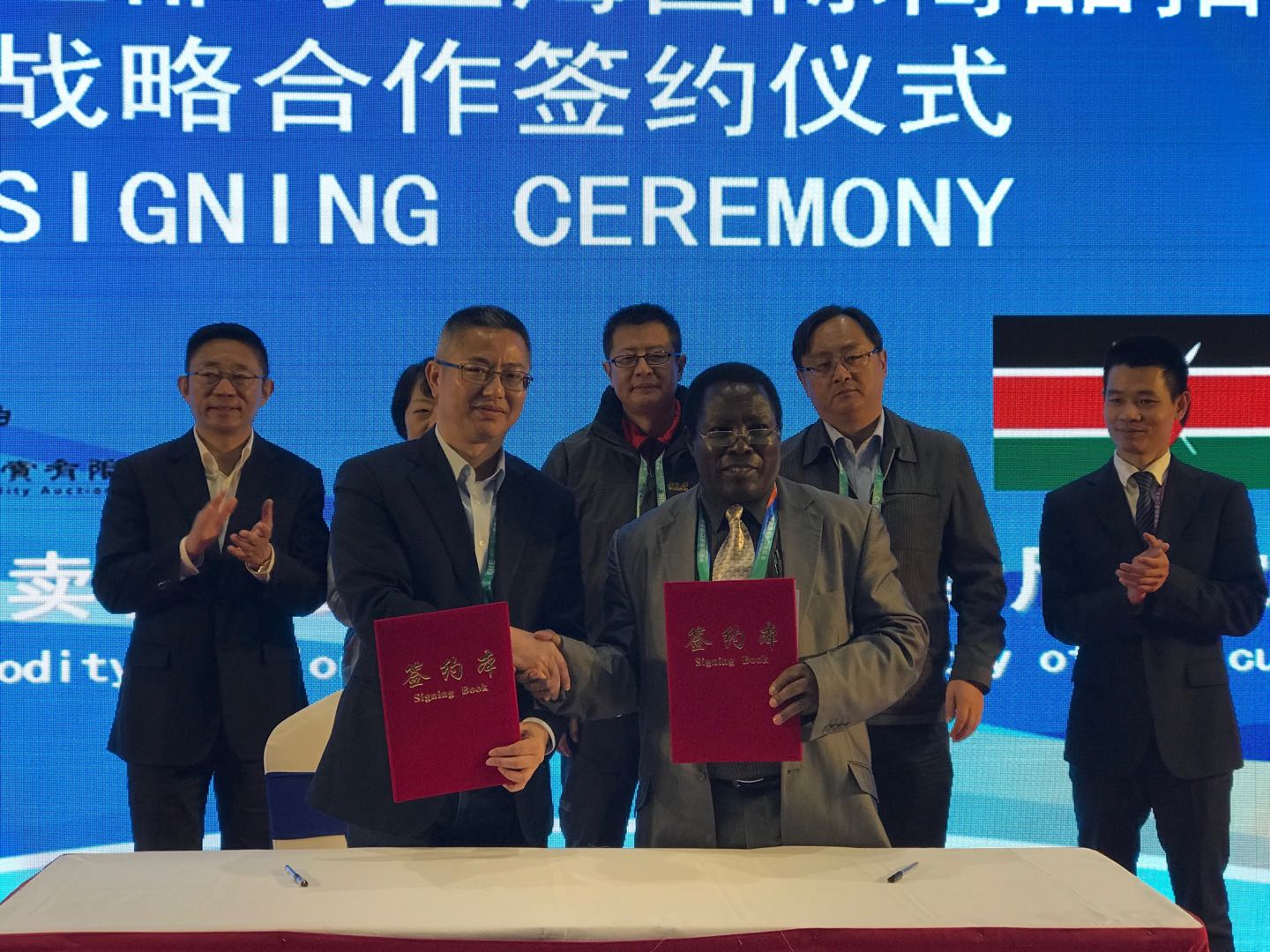 肯尼亞農業部主管花卉產業的園林作物處處長尼赫邁亞P切普萬尼(右)與上海國拍總裁馮明強簽署協議C