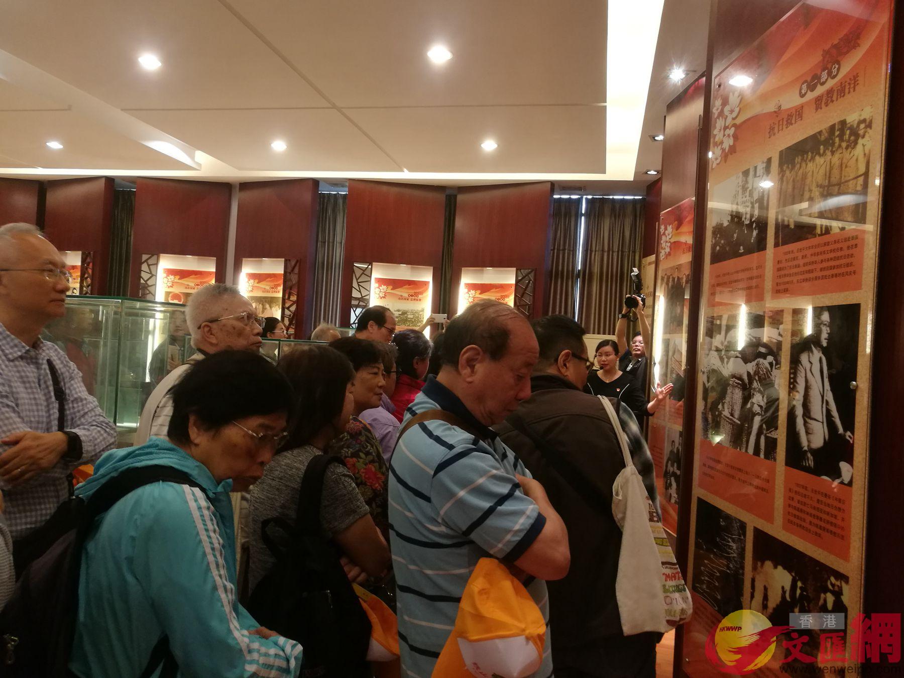 香港新聞聯會員參觀展廳C記者石華 攝